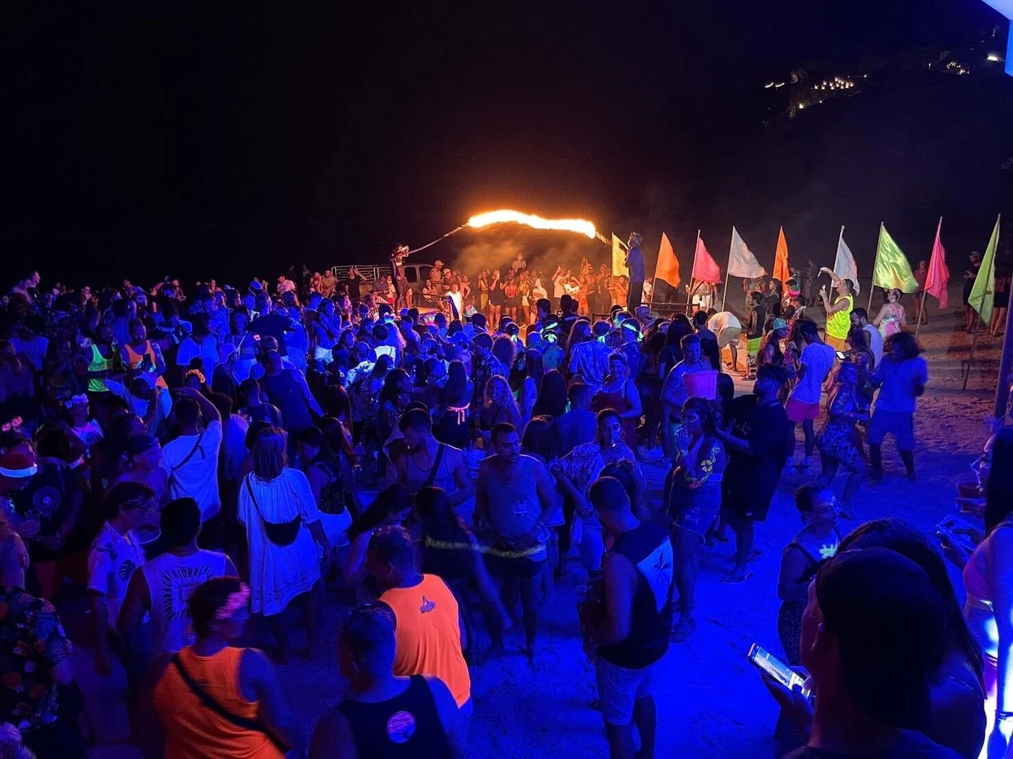 De eerste “Full Moon Party” tijdens het Songkran op Koh Phangan staat gepland, maar er wordt géén woord over het gooien met water gerept  