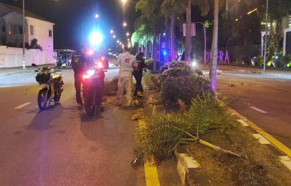 Chinese motorrijder rijdt tegen boom en sterft in Pattaya