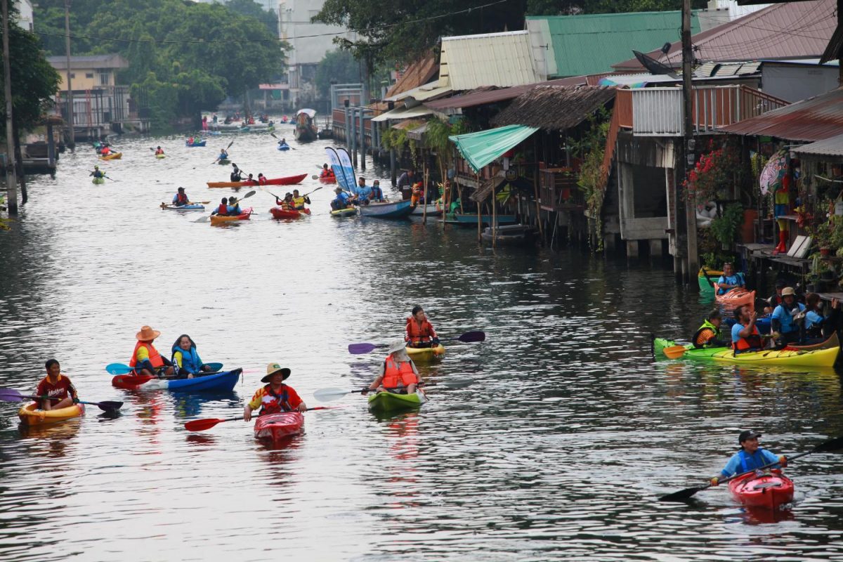 Honderden mensen zijn gaan kajakken om kanaaltoerisme in Bangkok te stimuleren