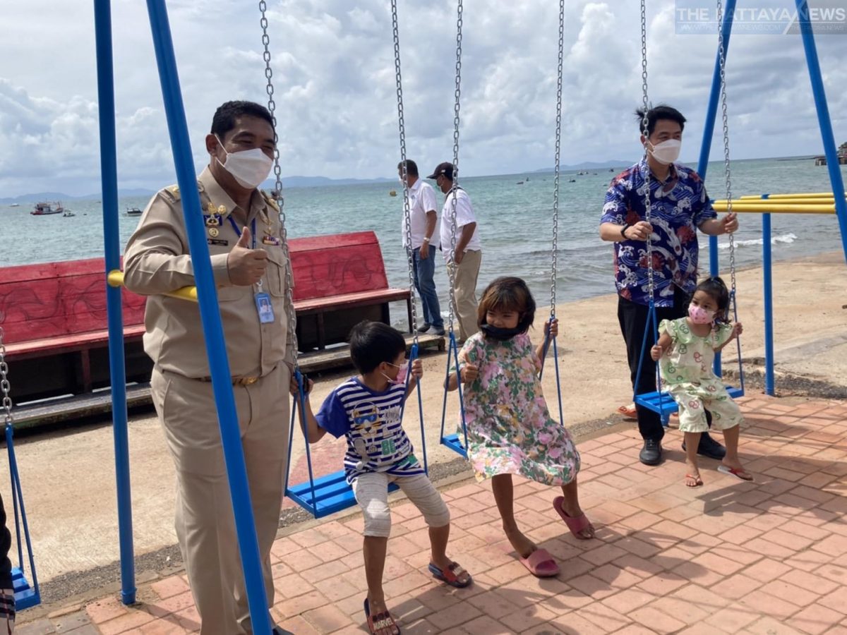 Burgemeester van Pattaya trekt uit eigen zak 100.000 Baht  om de kinderspeelplaats op Koh Larn te laten repareren