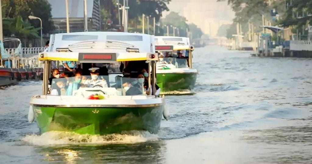 In het Saen Saep kanaal van bangkok is een nieuwe pendeldienst met elektrische boten gelanceerd.