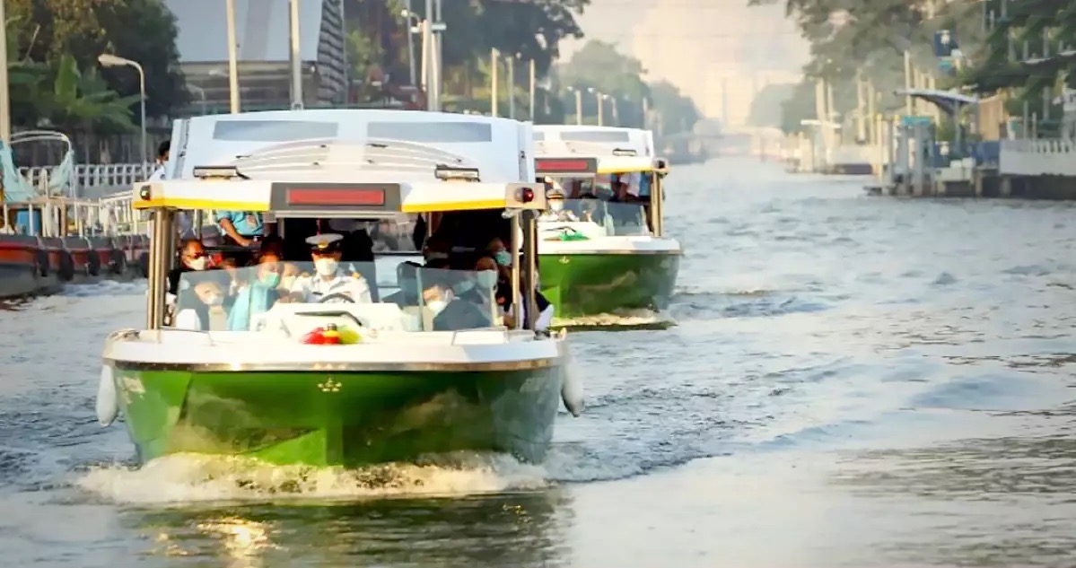 In het Saen Saep kanaal van bangkok is een nieuwe pendeldienst met elektrische boten gelanceerd.