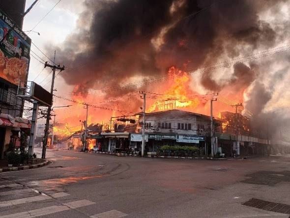 Verzengende brand legt de markt van Prachinburi in as
