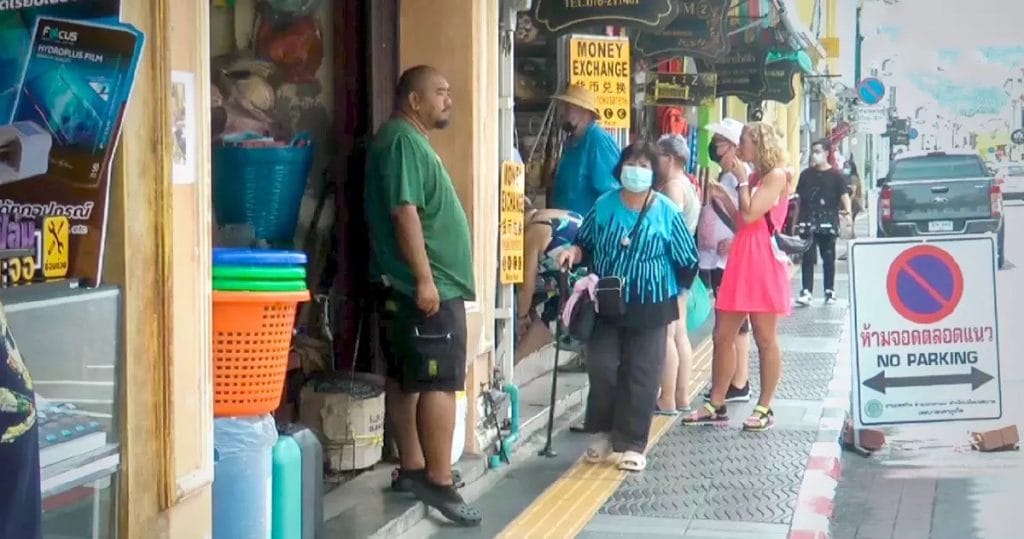 De toeristische autoriteit in Thailand zet een callcenter in Phuket op om gestrande Russen en Oekraïners te helpen