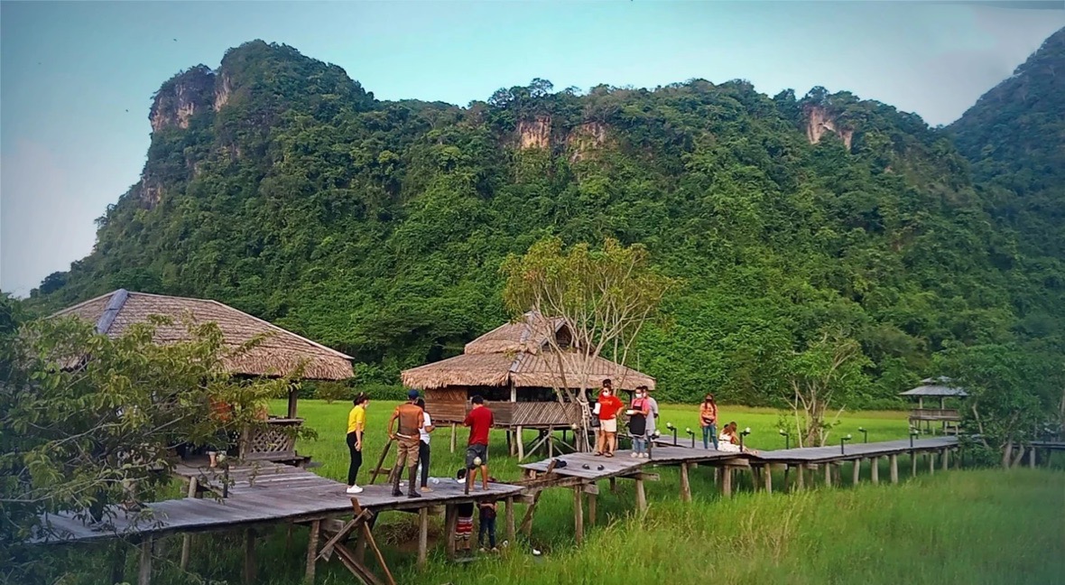 Vier toeristen gewond geraakt nadat een houten brug in Phattalung instortte