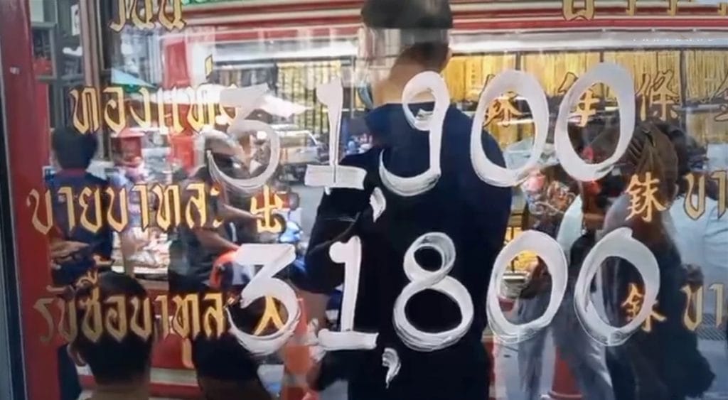 Thaise mensen trekken massaal naar China Town in Bangkok om hun goud te verkopen