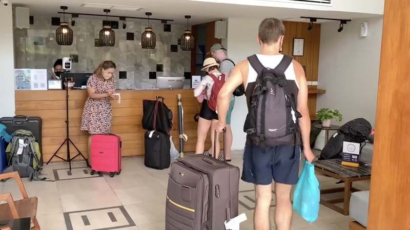 Russische en Oekraïense toeristen in Thailand moeten als gevolg van de invasie op “een houtje bijten”