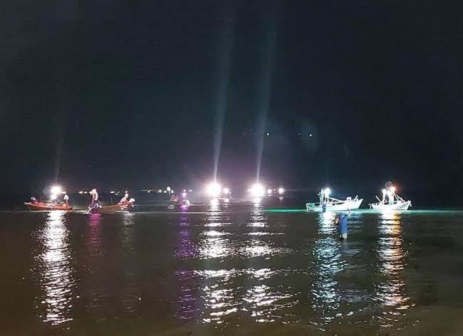 Vissersboot voor de kust van Bang Saen gekapseisd, één verdronken slachtoffer is reeds geborgen