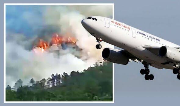 Vliegtuig met 132 inzittenden gecrasht in China, beelden lijken aan te geven dat toestel loodrecht naar beneden stortte