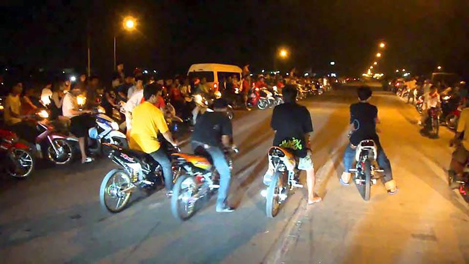 Thaise politie looft beloningen van 3.000 baht uit aan tipgevers van illegale wegraces