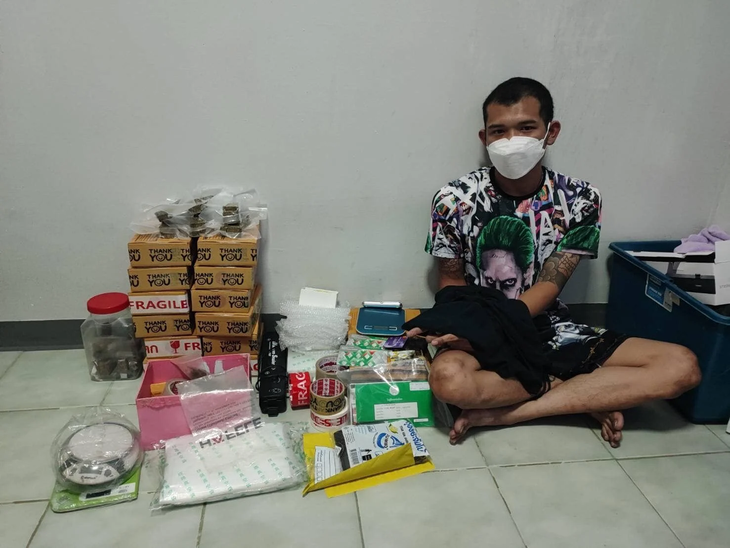 De politie in Samut Prakan arresteerde een Thaise man die 75.000 baht per maand binnen harkte met de verkoop van cannabis op Facebook