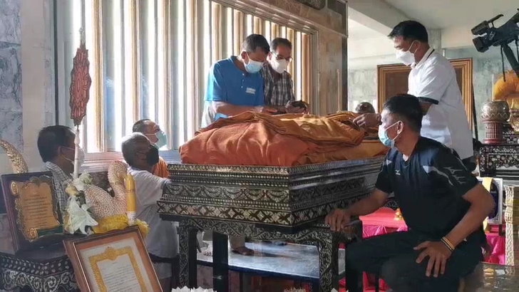 Vier vingernagels van een overleden gerespecteerde monnik gestolen, één is teruggegeven