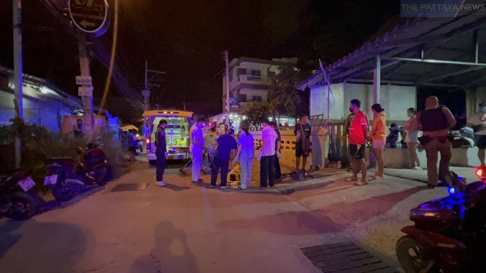 Twee motorrijders die een jongeman in Oost-Pattaya hebben aangevallen, melden zich op het politiebureau van Pattaya