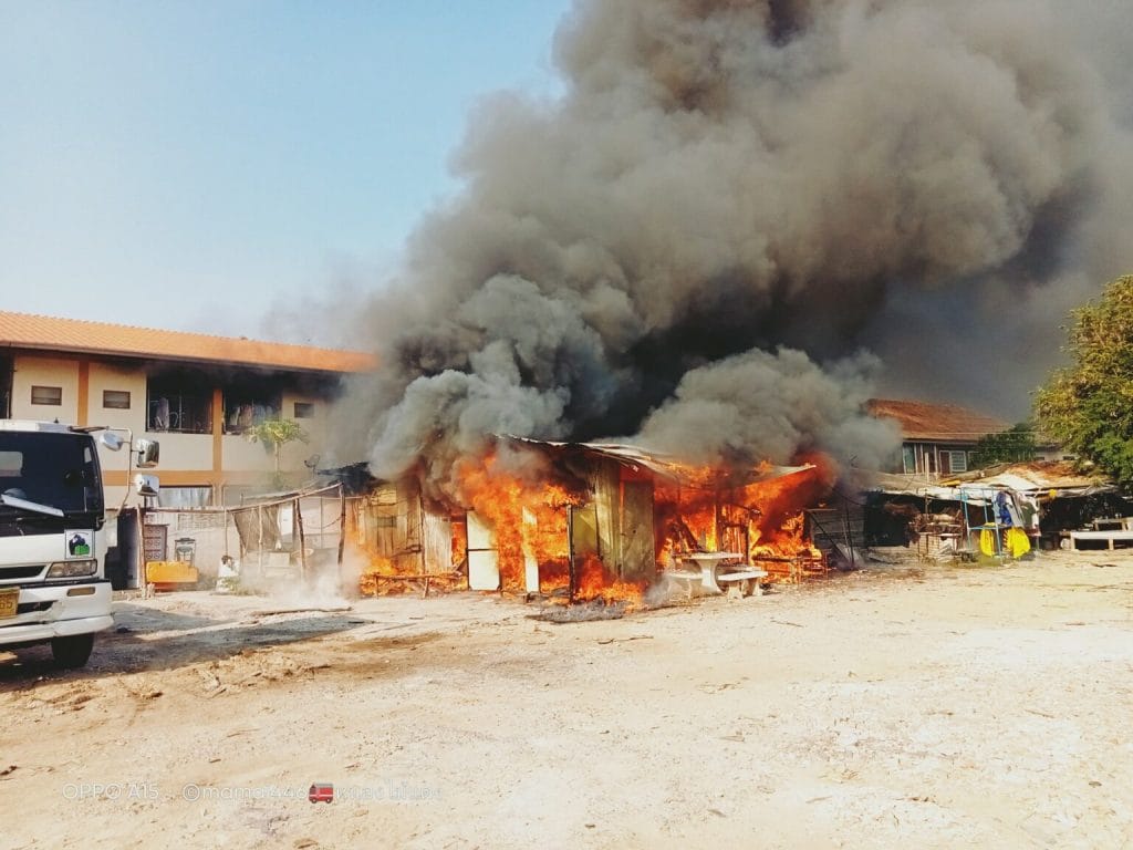 🎥 | Thaise vrouw claimt dat felle brand in een schuur voor honderdduizenden baht aan waardevolle spullen heeft vernietigd