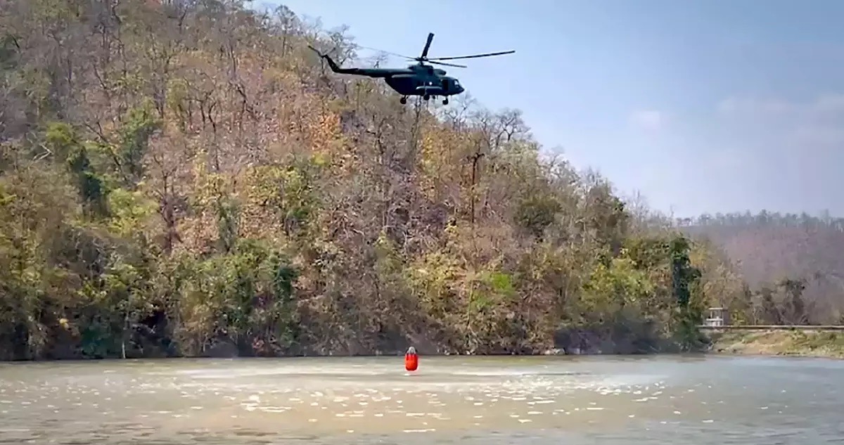 Legerhelikopter slaagt erin om een bosbrand in Mae Hong Son te bedwingen