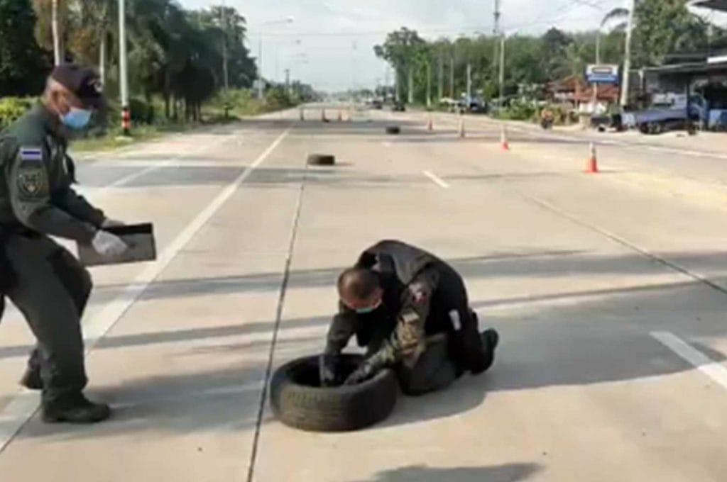 Acht bommen verspreid over de weg in het oostelijke Rayong aangetroffen, waarvan één ontploft was, buurtbewoners zijn verontrust