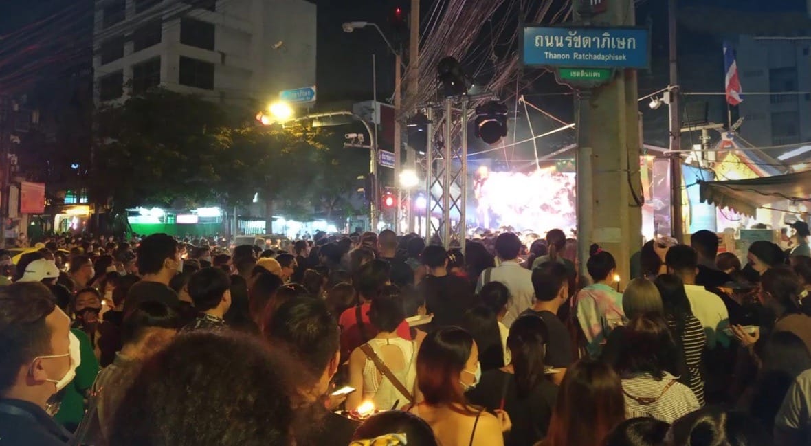 Gisteravond trokken duizenden mensen naar het heiligdom van Ganesha om te bidden voor welvaart