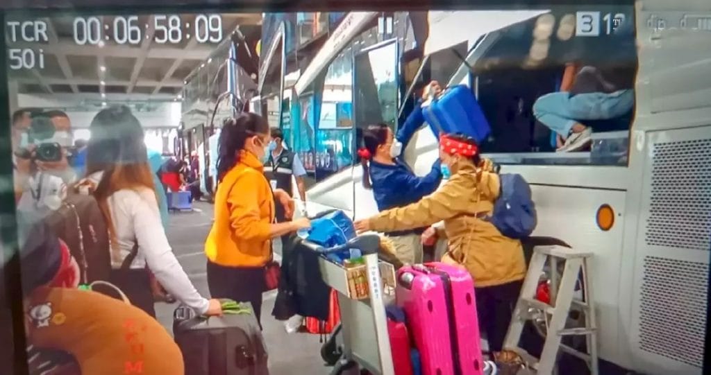 De eerste lichting van 38 Thaise evacués uit Oekraïne in Thailand gearriveerd 
