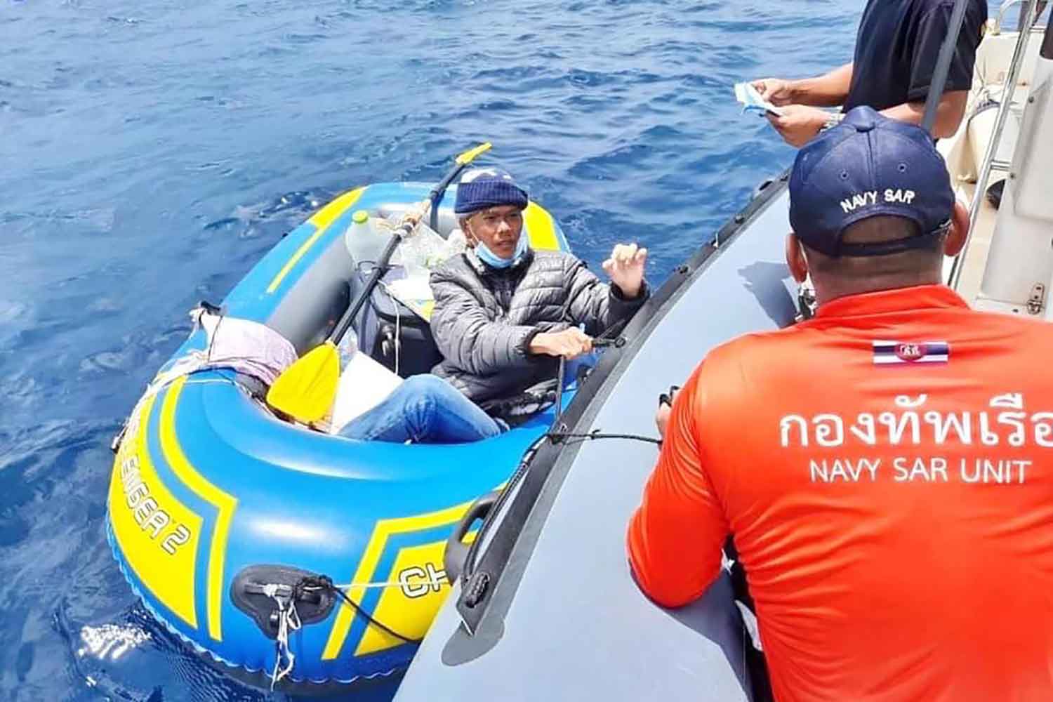 Vietnamese man in zijn rubberbootje op zee aangetroffen terwijl hij alleen naar India peddelde
