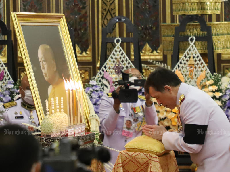 Koning Vajiralongkorn schenkt Koninklijk gewijd water voor begrafenisceremonie van een 85-jarige leeftijd overleden gerespecteerde monnik