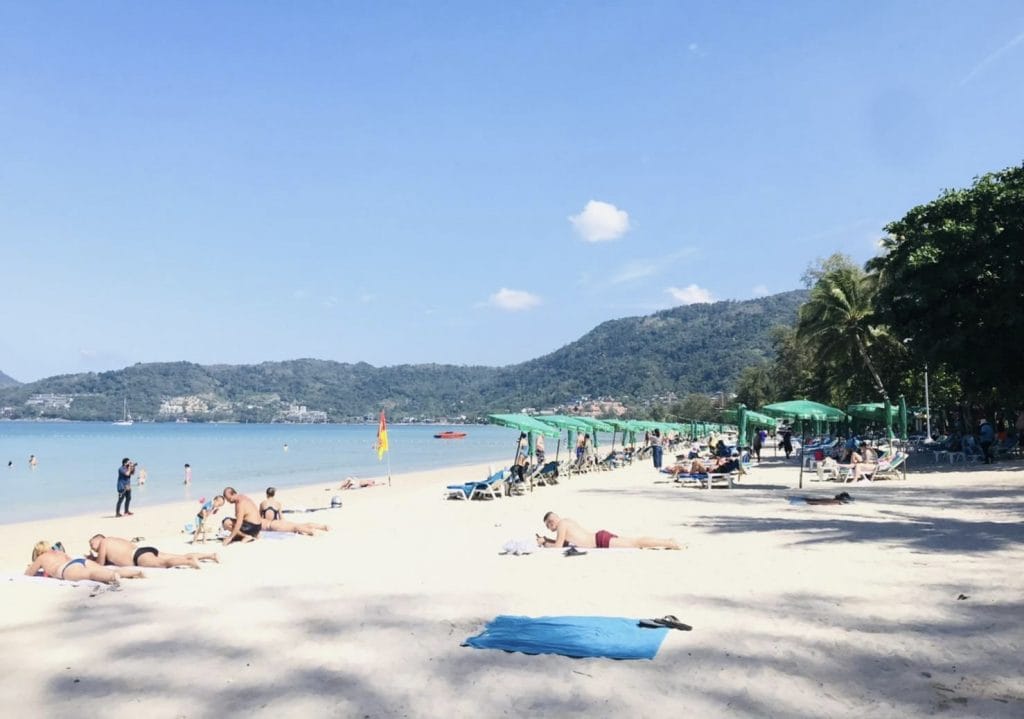 Aantal Russische bezoekers in Phuket onmiddellijk gedaald, Phuket worstelt om oplossingen te vinden voor honderden gestrande toeristen zonder een cent op zak