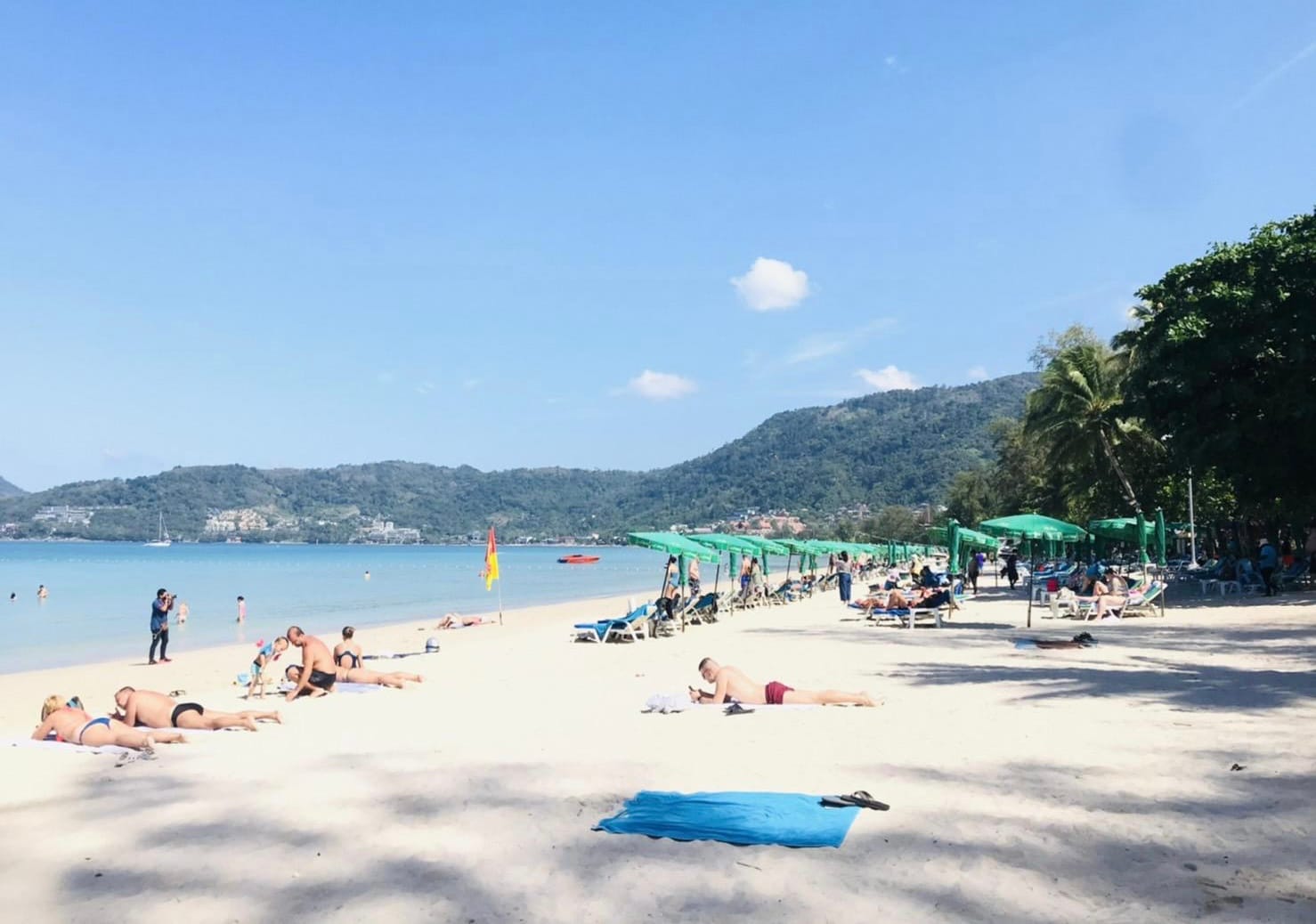 Aantal Russische bezoekers in Phuket onmiddellijk gedaald, Phuket worstelt om oplossingen te vinden voor honderden gestrande toeristen zonder een cent op zak