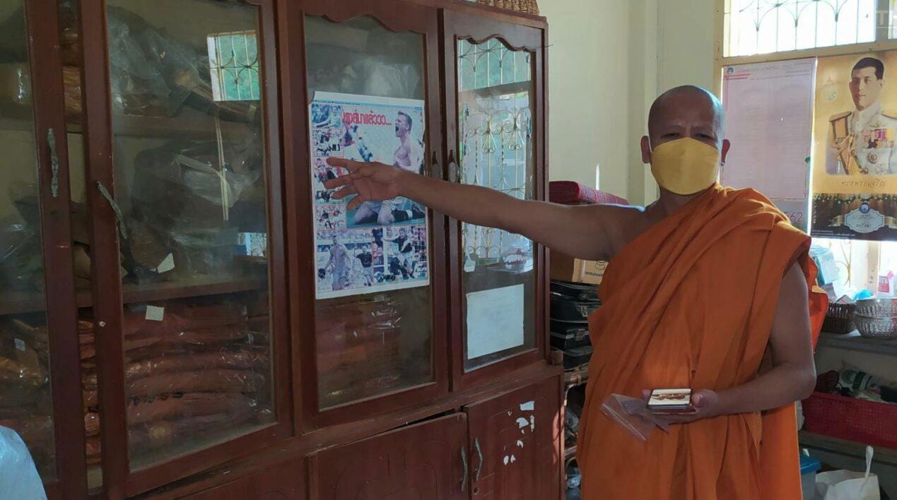 30 zeldzame amuletten uit de kamer van de abt in Wat Khao Nam Sub in Sri Racha gestolen, één zou naar verluidt 2 miljoen baht waard zijn