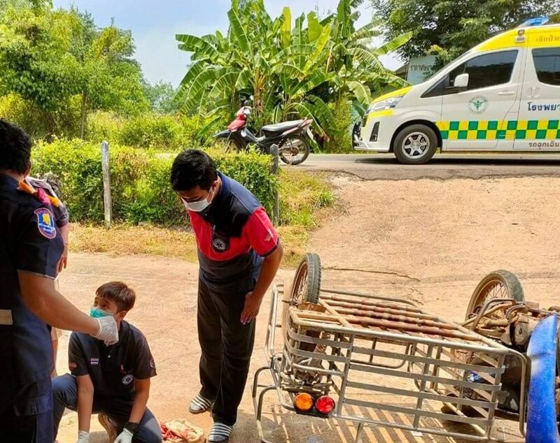 8-jarige op een motorfiets rijdende jongen komt in Oost Thailand om het leven