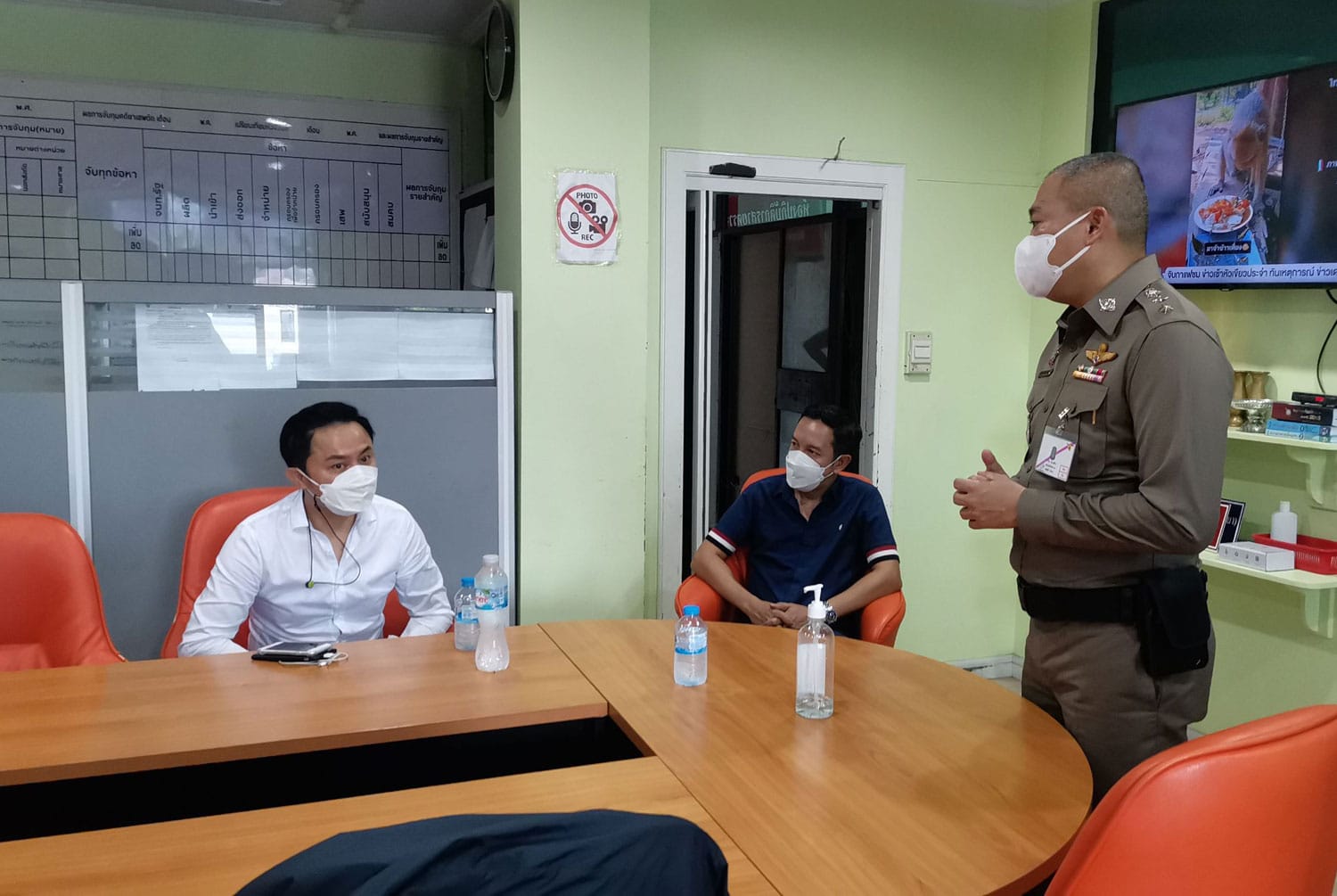 Kroegeigenaar in Pattaya betrapt op online gokken en het vervaardigen van de gevaarlijke drug “Happy Water”