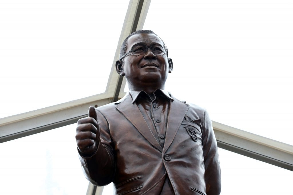 Leicester City onthult standbeeld voor overleden Thaise King Power eigenaar Vichai Srivaddhanaprabha 