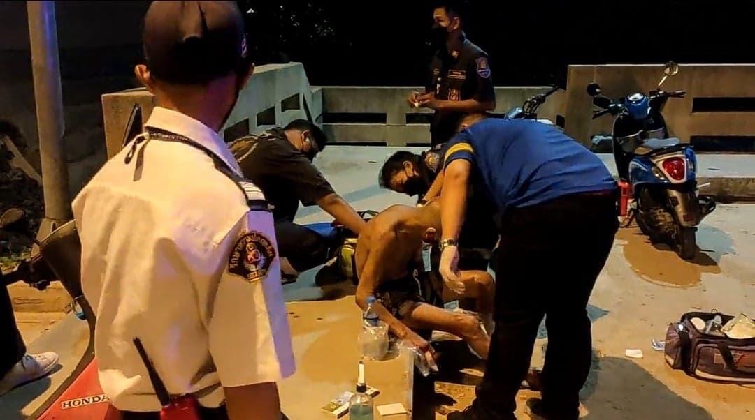 Dronken monnik raakt op pelgrimstocht gewond nadat hij probeerde de slaapkamer van de man binnen te sluipen om te slapen in Sri Racha