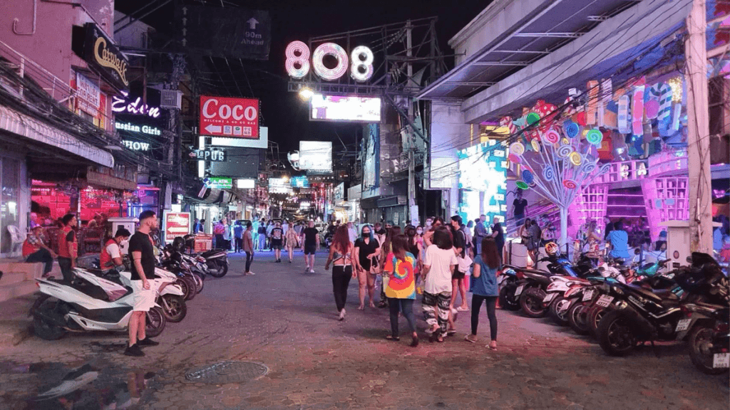 Uw nieuwsbeer gunt u een blik in de avonduren tijdens het Songkran in Pattaya