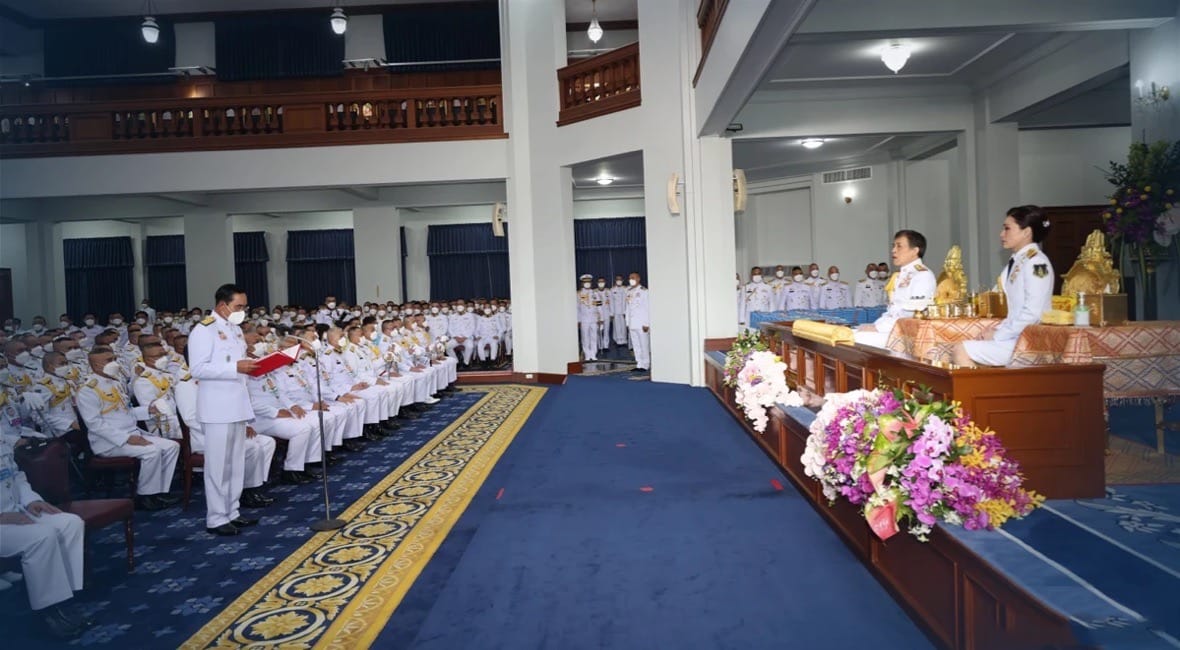 Koning en koningin van Thailand overhandigden diploma’s aan afgestudeerde militairen