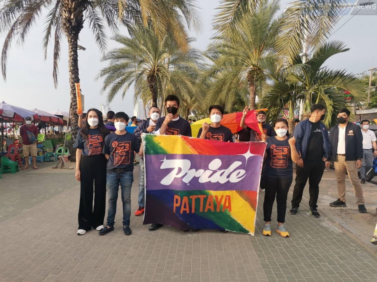 Thanathorn en zijn burgemeesterskandidaat Bob van Pattaya van de Progressive Movement partij marcheren voor “Pride Pattaya”, gelijkheid en LGBTQ-rechten