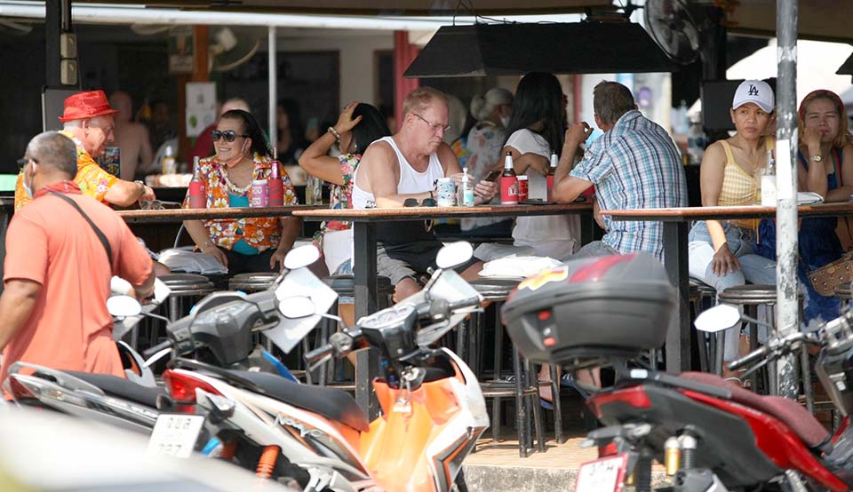 Nu de Covid19 maatregelen in Thailand versoepeld worden is het gezellig natafelen in restaurants óók weer toegestaan