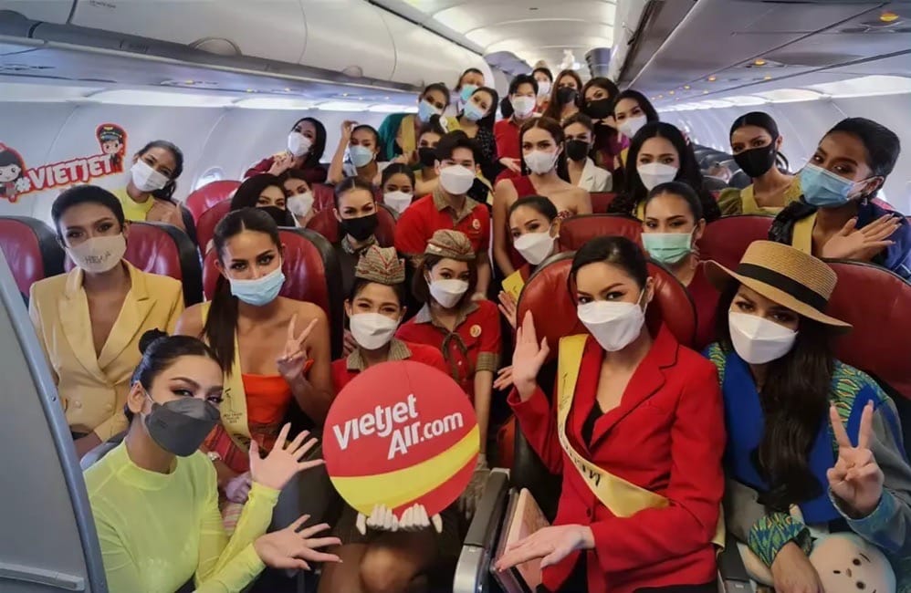 De deelnemers arriveren aan de verkiezing van Miss Grand Thailand arriveren via de ‘Bikini Express’