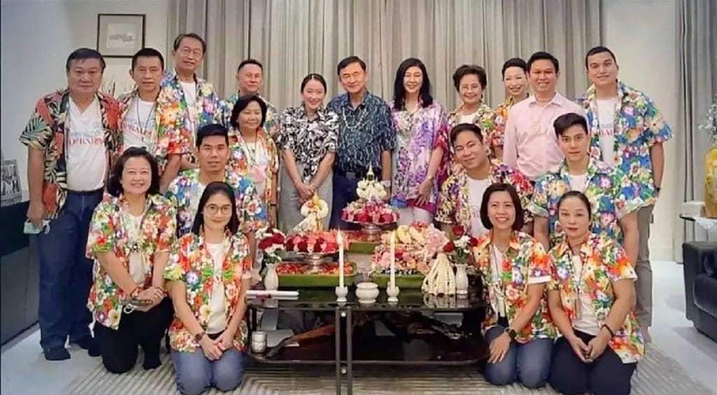 De Pheu Thai-politici vieren in Dubai het Thais Nieuwjaar met Thaksin en Yingluck 