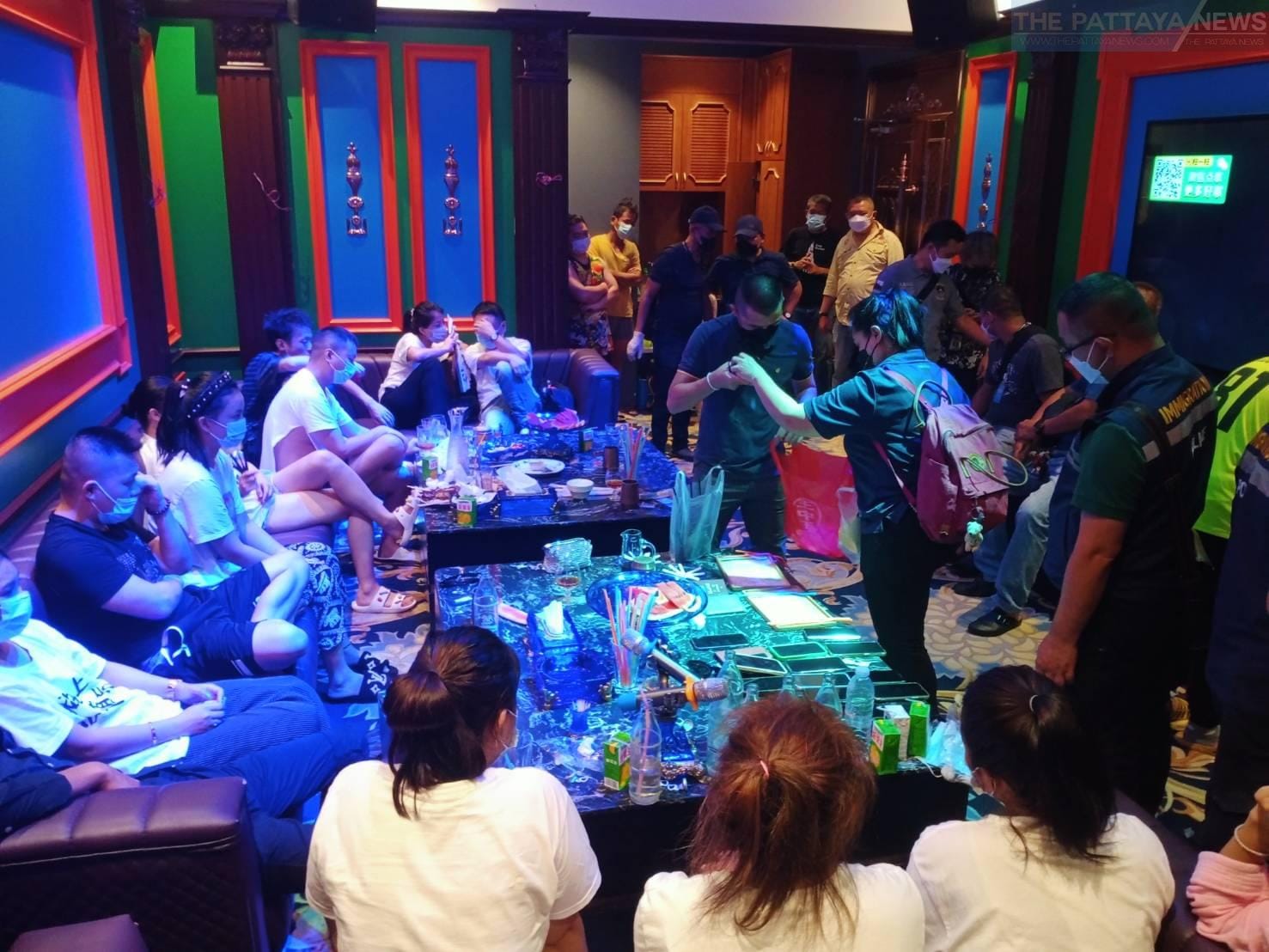 Acht Chinezen, zes Birmezen en twee Thais gearresteerd op illegaal drugsfeestje in Pattaya!