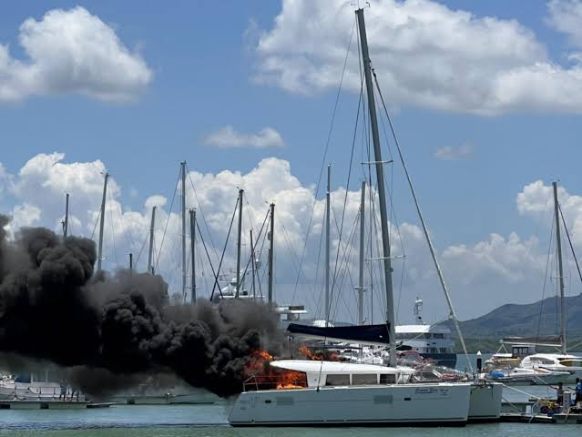 16 miljoen bath kostende catamaran ‘Jimmy Blue’ vliegt in Phuket in brand en zinkt naar de kelder