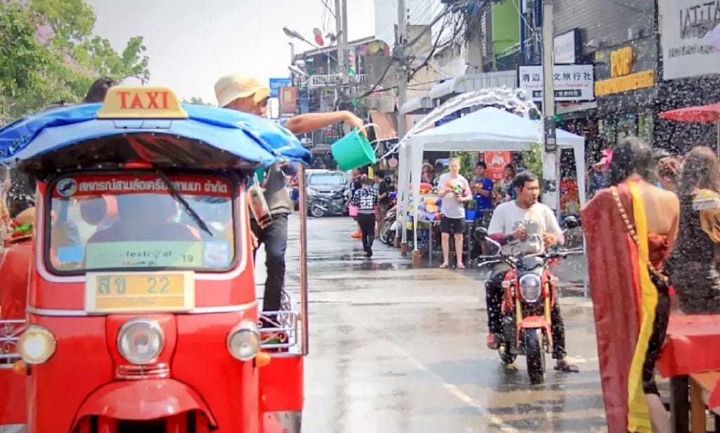 Met het verbod om water tijdens het Songkran te gooien, 