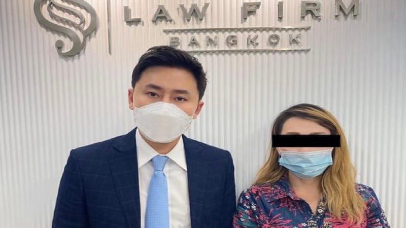 Thaise chirurg vindt een gaasje in het lichaam van een vrouw die 10 jaar geleden een borstvergroting onderging