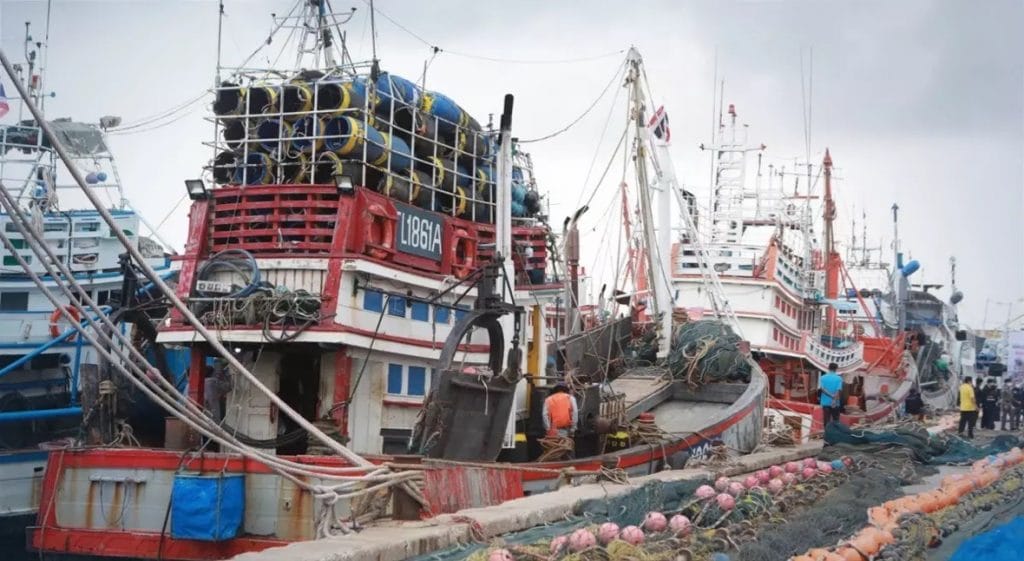 In Thailand zijn veel vissersboten te koop omdat strenge IUU-regels het bedrijfsleven onrendabel maken