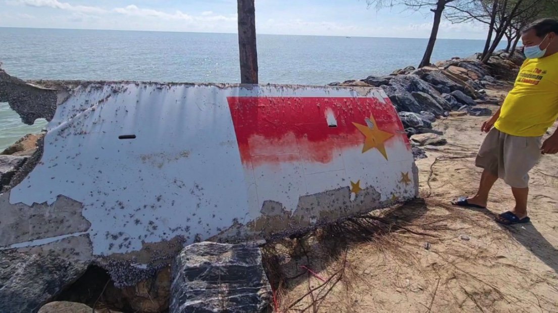 Mysterieus stuk metaal spoelt aan op Thais strand, media speculeert dat het om een stuk van een Chinese raket zou gaan