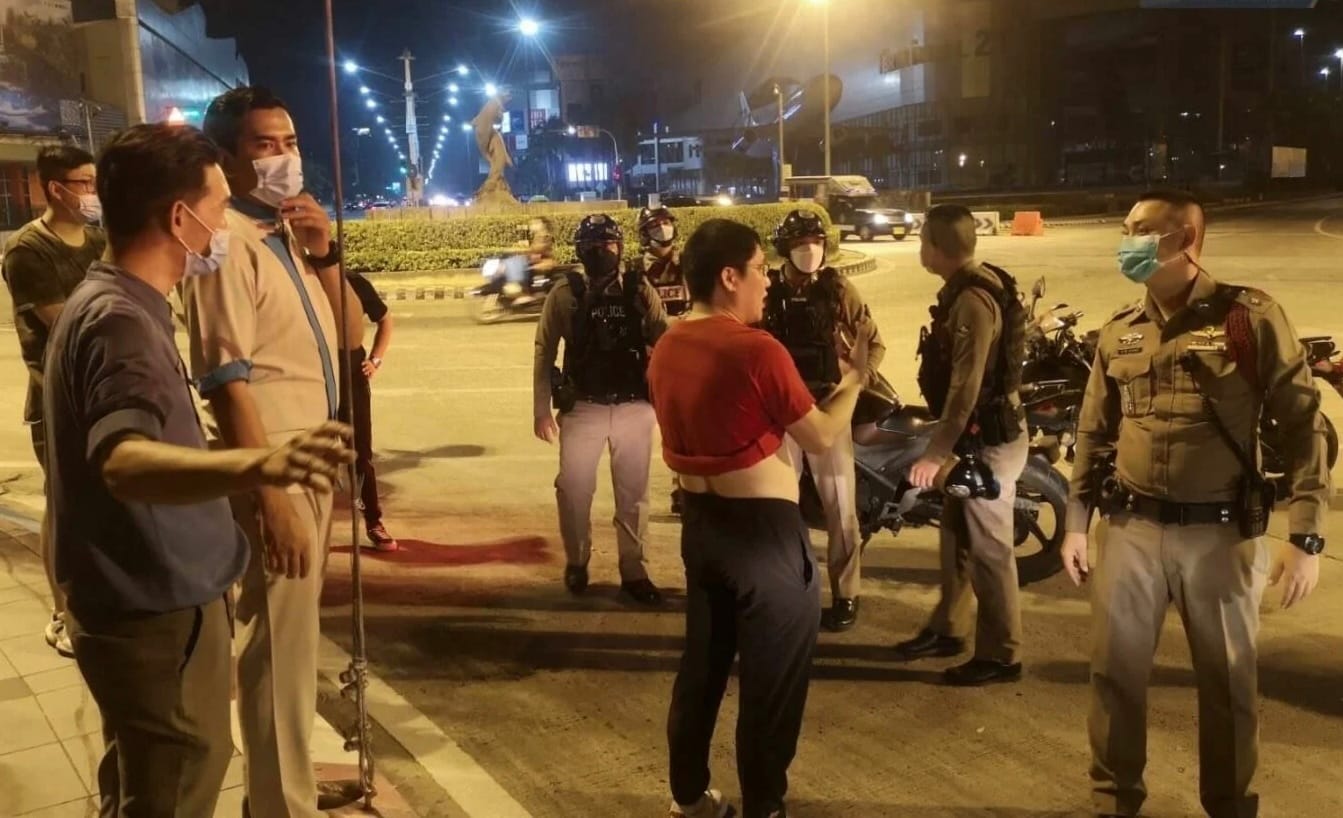 Dronken Chinese toeristen vallen een hotelmedewerker in Pattaya aan