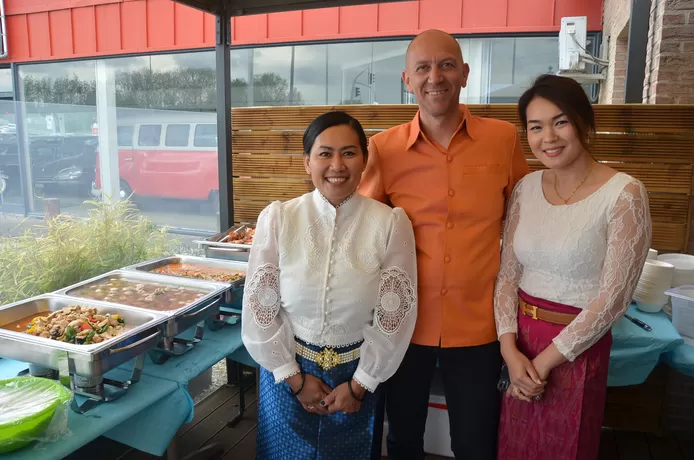 Monniken huldigen nieuw restaurant Jumke Thai in onder Thaise tradities: “Zodat iedereen hier gelukkig zou zijn”