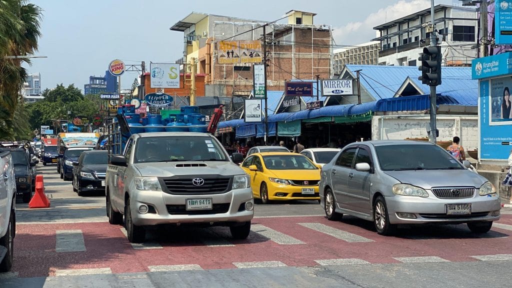 🎥 | In Pattaya is het berengezellig met Songkran met veel verkeer, drukke stranden, maar vooral droge straten