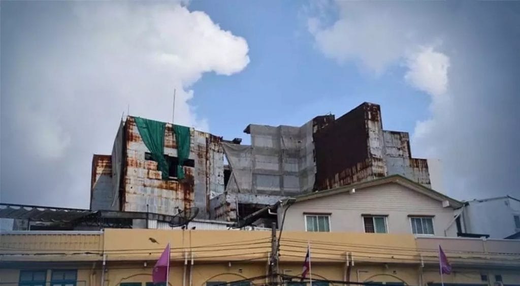De verlaten “New World Mall” in Bangkok wordt eindelijk afgebroken