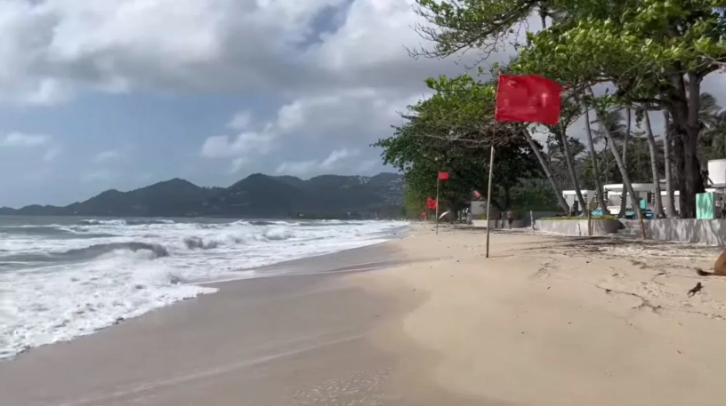 Toeristen negeren de rode vlaggen op Samui-strand, Thaise man verdrinkt en buitenlanders moesten gered worden