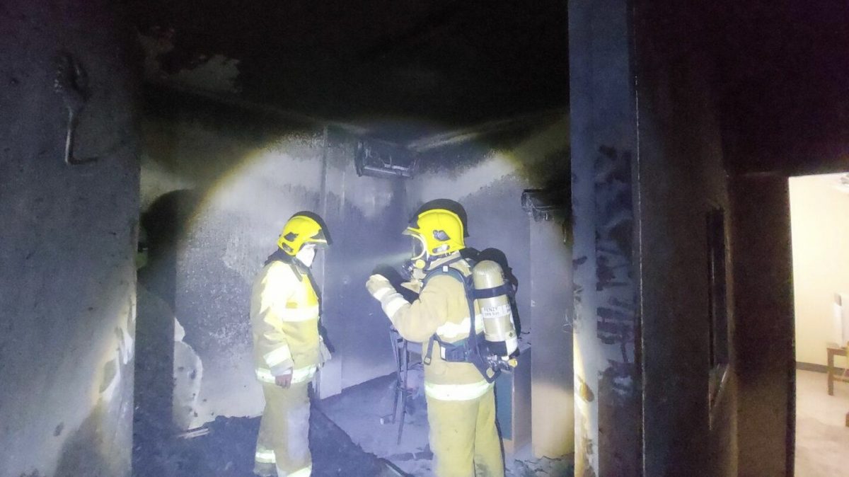 Lokale bewoners bezorgd na brand in een slaapkamer van een verhuurd appartement in hun wijk in Pattaya