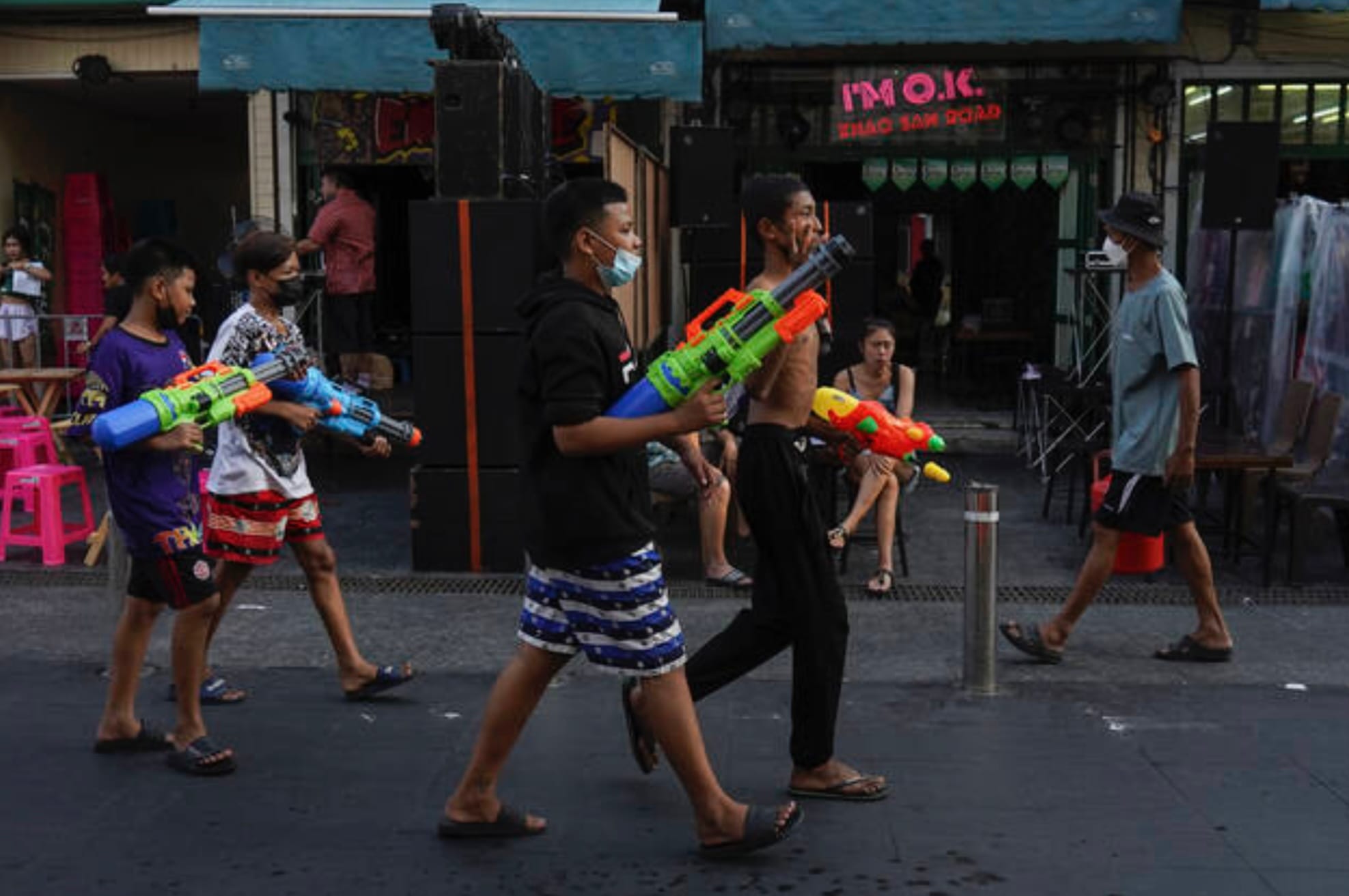 Stuur het Thaise leger de Khao San Road in Bangkok op om met watergolvende toeristen aan te pakken